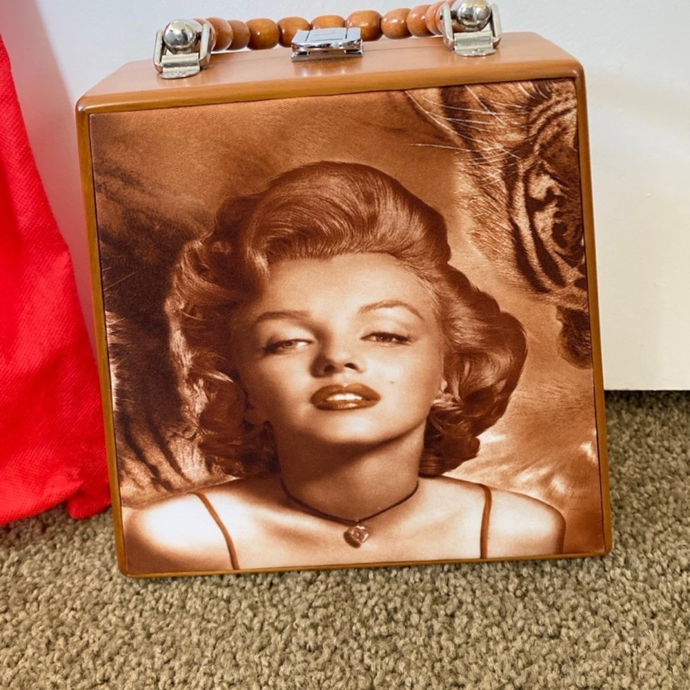 Marilyn Monroe Brown Handbag - Picture 3 of 6